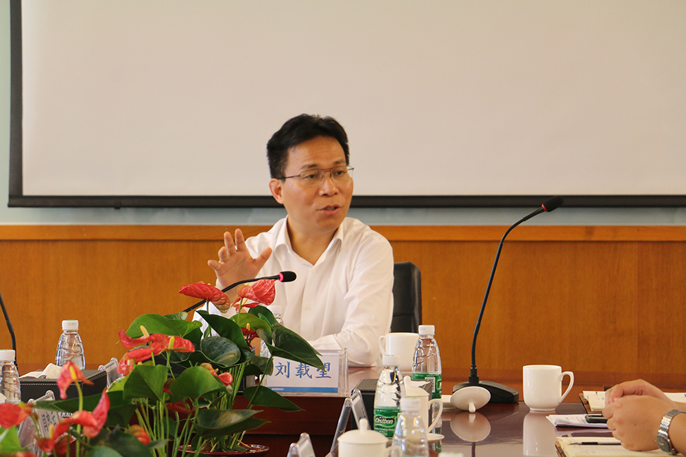 集团董事长刘载望先生莅临广州江河幕墙指导工作并主持召开干部座谈会